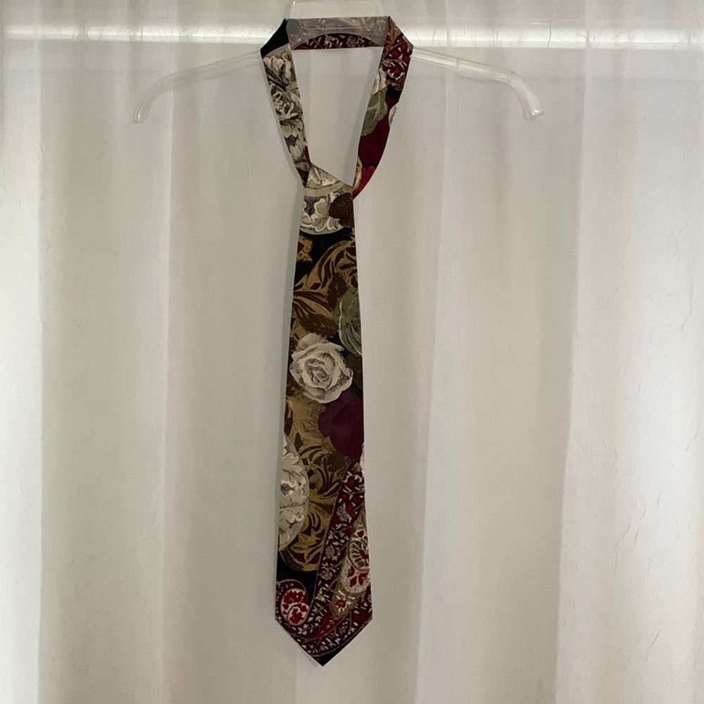Floral pattern necktie, 4” wide, 100% cotton